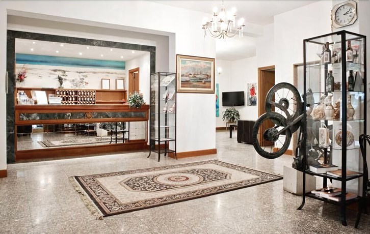 Imagen de los interiores del Hotel Miramonti, Gallo. Foto 12