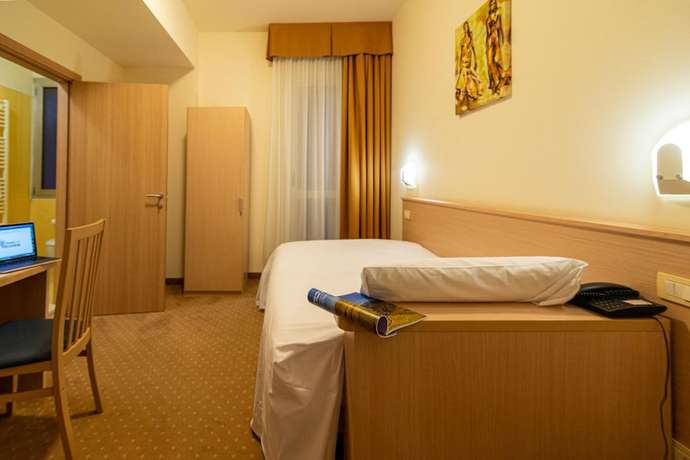 Imagen de la habitación del Hotel Mirandola. Foto 7