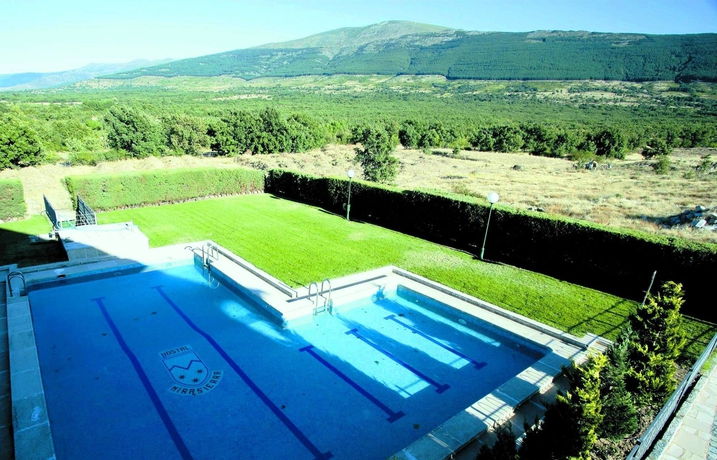 Imagen de la piscina del Hotel Mirasierra. Foto 13