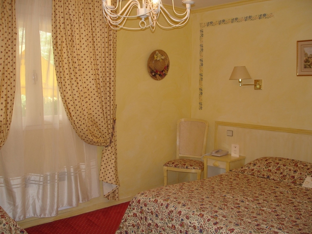 Imagen de la habitación del Hotel Mireille. Foto 6