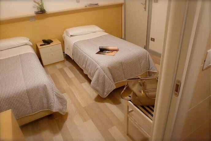 Imagen de la habitación del Hotel Mirella. Foto 9