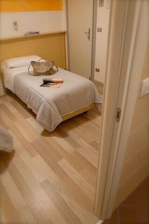 Imagen de la habitación del Hotel Mirella. Foto 10