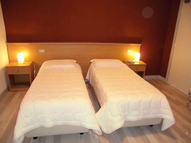 Imagen de la habitación del Hotel Mirella. Foto 11