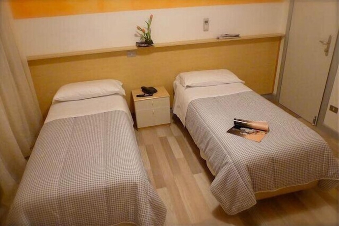 Imagen de la habitación del Hotel Mirella. Foto 12