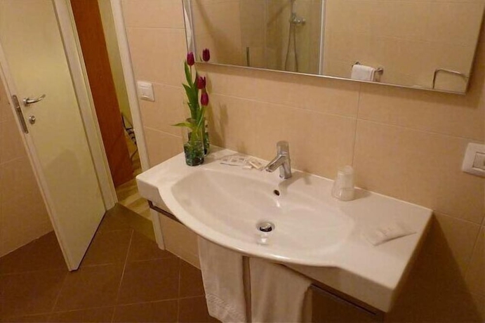 Imagen de la habitación del Hotel Mirella. Foto 14