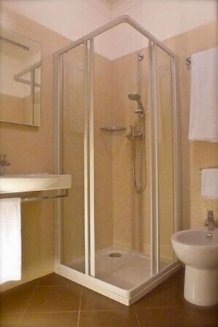 Imagen de la habitación del Hotel Mirella. Foto 18