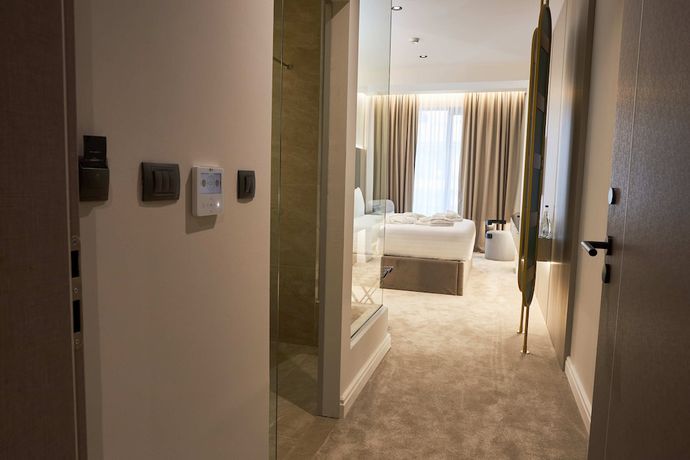 Imagen de la habitación del Hotel Mirror Skopje. Foto 13