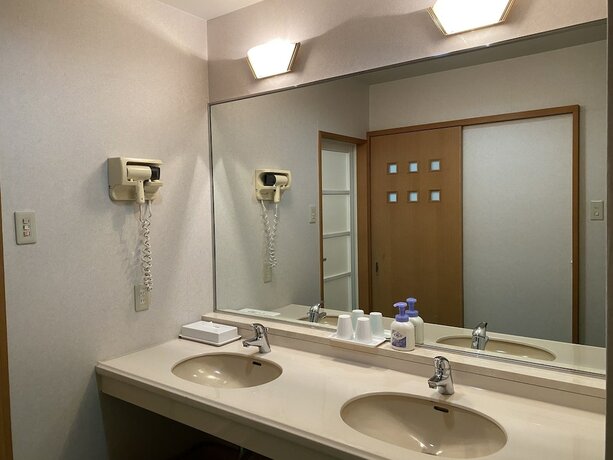 Imagen general del Hotel Misasaonsen Kouraku. Foto 9