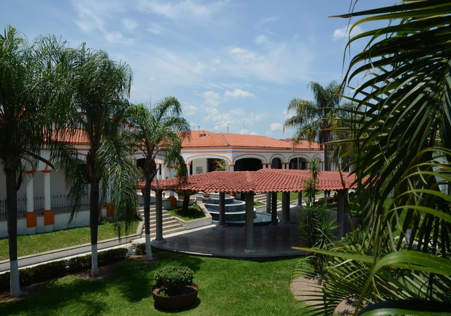 Imagen de los exteriores del Hotel Misi&oacute;n Colima. Foto 8