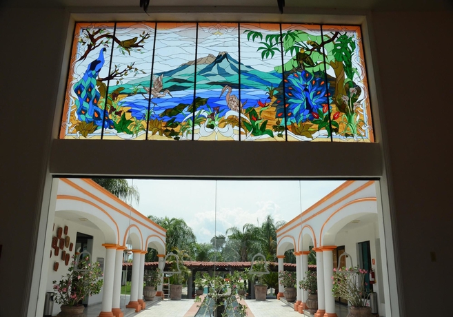 Imagen de los exteriores del Hotel Misi&oacute;n Colima. Foto 9