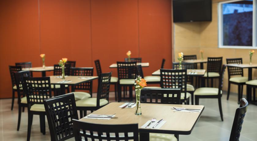 Imagen del bar/restaurante del Hotel Misión Express Querétaro. Foto 2