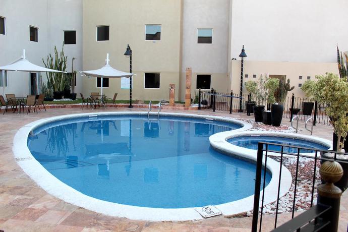 Imagen de la piscina del Hotel Misi&oacute;n Grand Torre&oacute;n. Foto 18