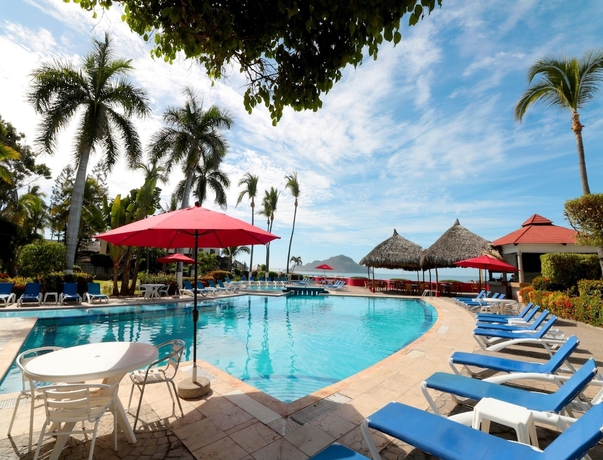 Imagen de la piscina del Hotel Misión Mazatlan. Foto 17