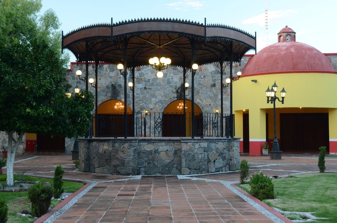 Imagen de los exteriores del Hotel Misión San Gil. Foto 9