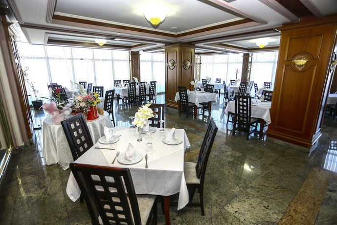 Imagen del bar/restaurante del Hotel Misk Resort, Tirana. Foto 3