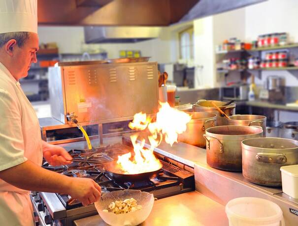 Imagen del bar/restaurante del Hotel Missenden Abbey. Foto 15