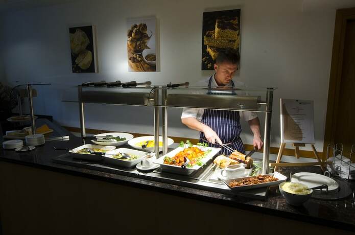 Imagen del bar/restaurante del Hotel Missenden Abbey. Foto 17