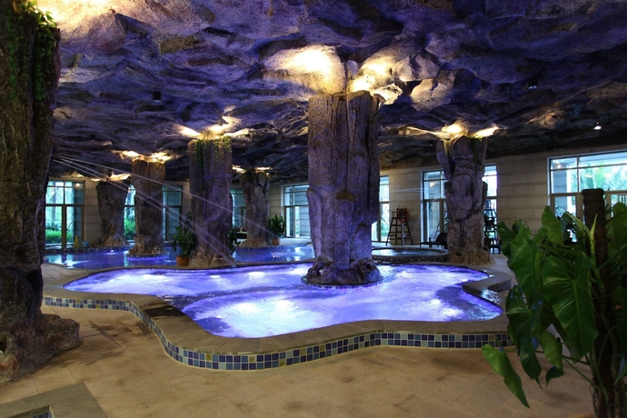 Imagen de la piscina del Hotel Mission Hills Resort Haikou. Foto 16