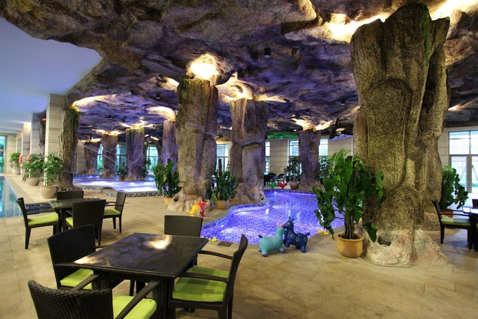 Imagen de la piscina del Hotel Mission Hills Resort Haikou. Foto 17