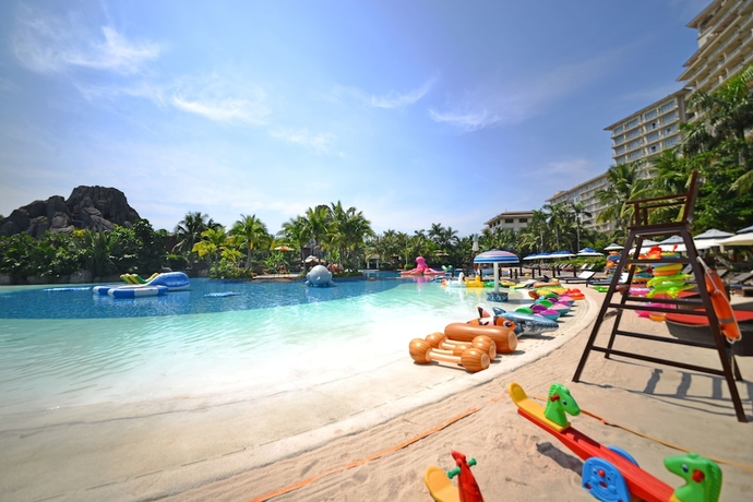 Imagen de la piscina del Hotel Mission Hills Resort Haikou. Foto 19