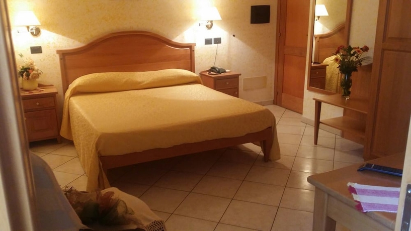 Imagen de la habitación del Hotel Mistef. Foto 12