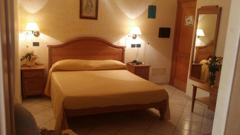 Imagen de la habitación del Hotel Mistef. Foto 15