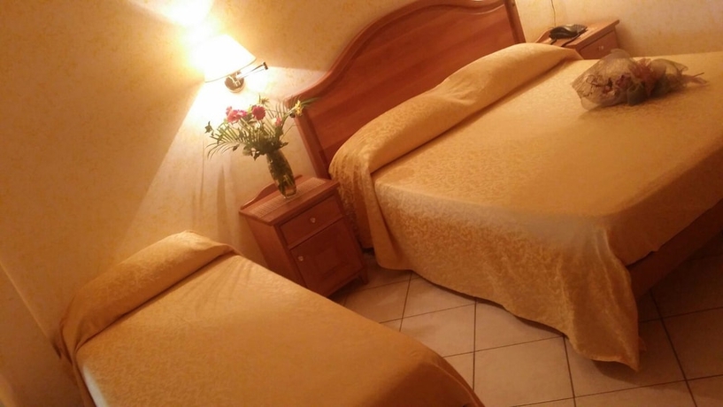 Imagen de la habitación del Hotel Mistef. Foto 16