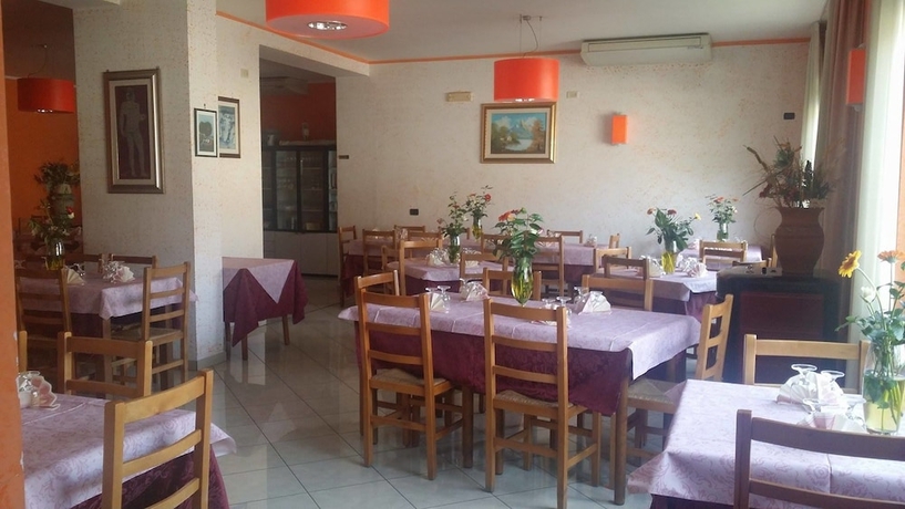 Imagen del bar/restaurante del Hotel Mistef. Foto 6