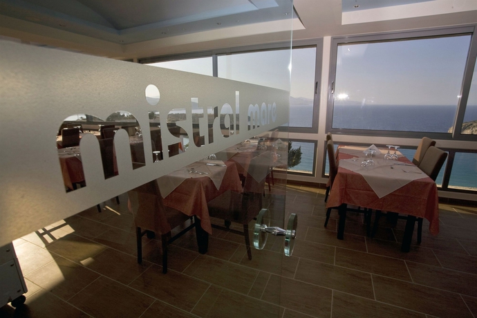 Imagen del bar/restaurante del Hotel Mistral Mare. Foto 2
