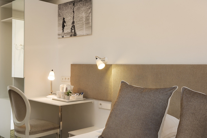 Imagen de la habitación del Hotel Mistral, París. Foto 7