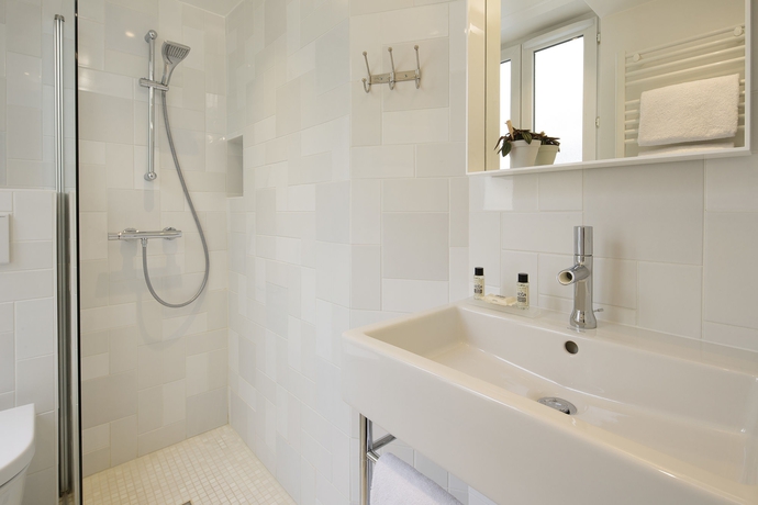 Imagen de la habitación del Hotel Mistral, París. Foto 9