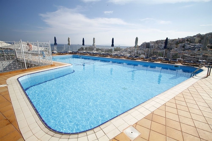 Imagen de la piscina del Hotel Mistral, Pireo. Foto 16