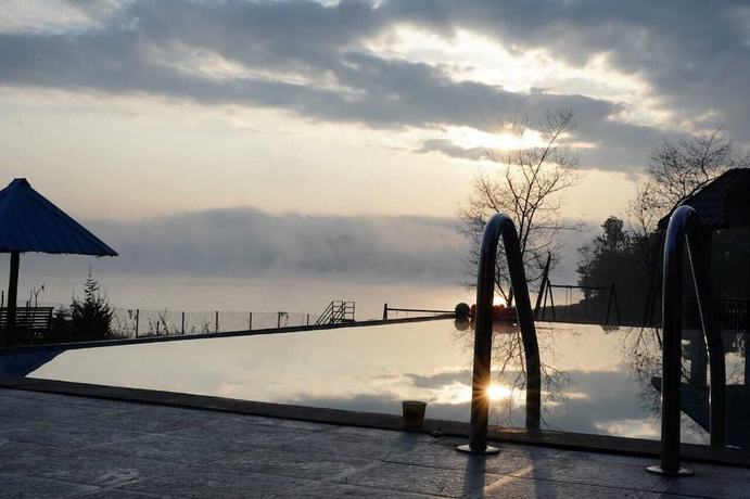 Imagen de la piscina del Hotel Misty Dam Resort. Foto 20