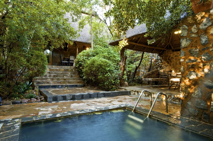 Imagen de la piscina del Hotel Misty Hills Country. Foto 14