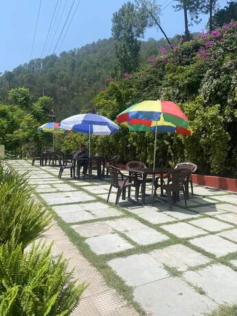 Imagen del bar/restaurante del Hotel Misty Meadows By Priyagos. Foto 3