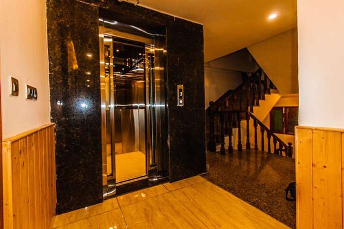 Imagen de los interiores del Hotel Misty Mountains Manali. Foto 19