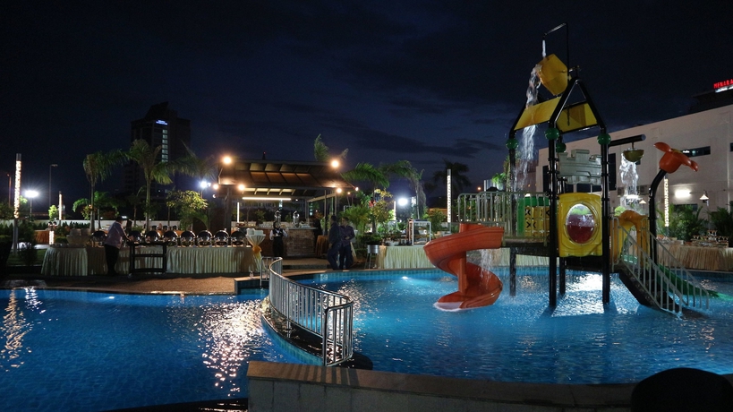 Imagen de los exteriores del Hotel Mitc. Foto 16
