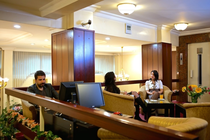 Imagen de los interiores del Hotel Mithat. Foto 18