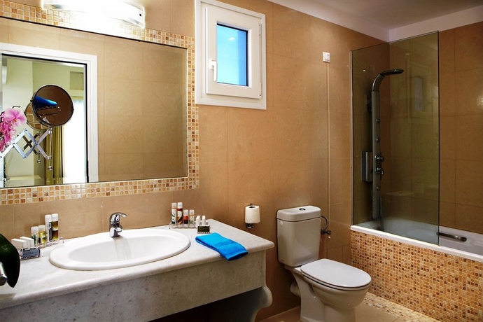 Imagen de la habitación del Hotel Mitos Suites. Foto 6