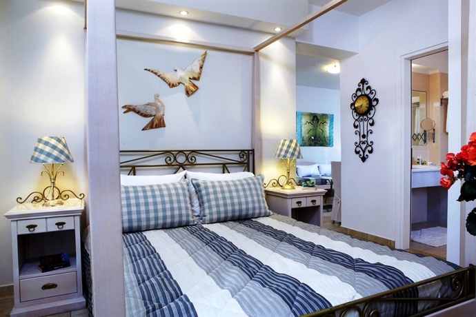 Imagen de la habitación del Hotel Mitos Suites. Foto 7