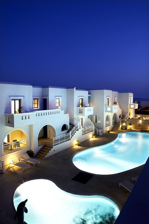 Imagen de la piscina del Hotel Mitos Suites. Foto 16