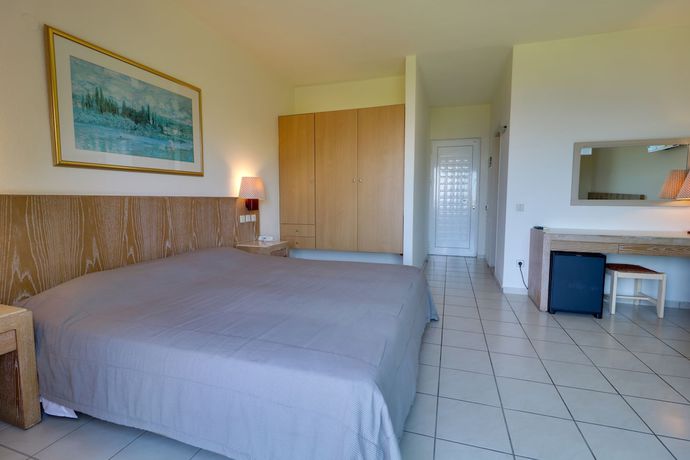 Imagen de la habitación del Hotel Mitsis Bali Paradise. Foto 13