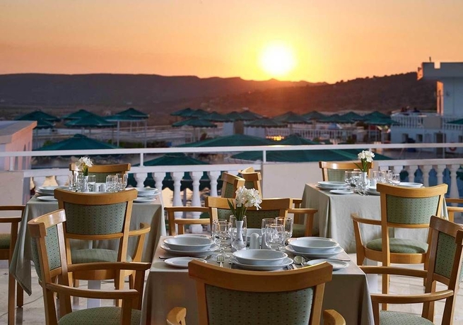 Imagen del bar/restaurante del Hotel Mitsis Family Village Beach - All Inclusive. Foto 2