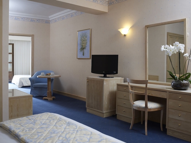 Imagen de la habitación del Hotel Mitsis Galini. Foto 6