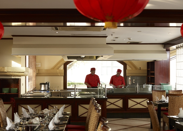 Imagen del bar/restaurante del Hotel Mitsis Grand Beach. Foto 2