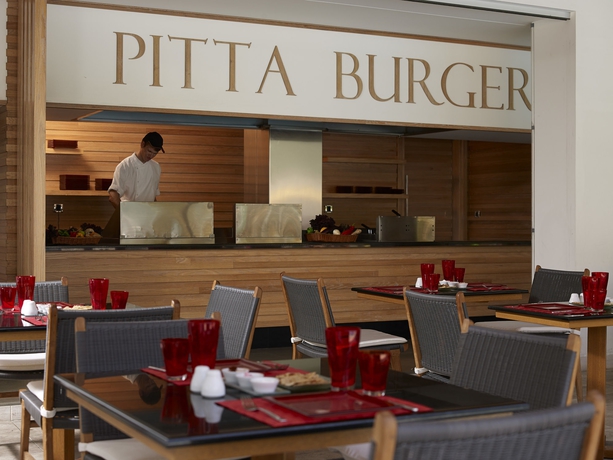 Imagen del bar/restaurante del Hotel Mitsis Grand Beach. Foto 3