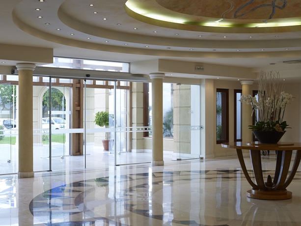 Imagen de los interiores del Hotel Mitsis Grand Beach. Foto 9