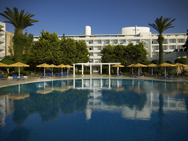 Imagen de la piscina del Hotel Mitsis Grand Beach. Foto 14