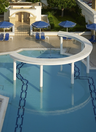 Imagen de la piscina del Hotel Mitsis Grand Beach. Foto 16