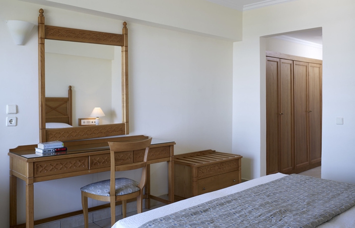 Imagen de la habitación del Hotel Mitsis Petit Palais Beach. Foto 3